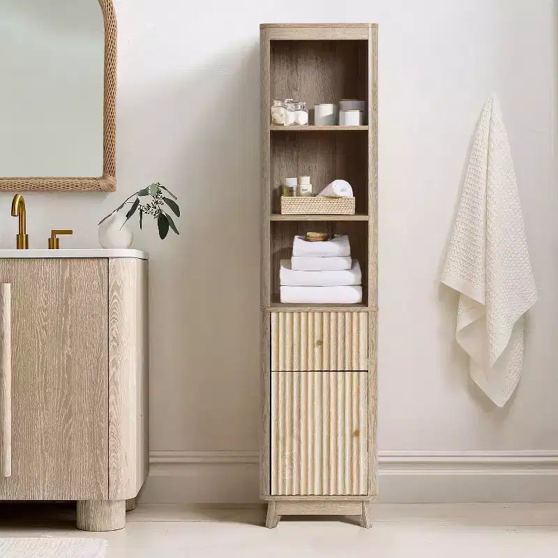 Armario alto de baño marrón de madera manufacturada con acabado natural, diseño ondulado, 1 cajón y 1 puerta