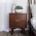 Nachttisch aus Massivholz im Mid-Century-Modern-Stil mit 2 Schubladen und Griffmulden - Walnuss