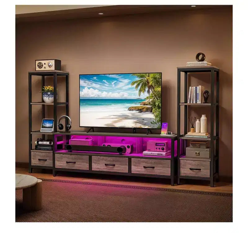 Mueble de TV LED para televisor de 65 pulgadas, centro de entretenimiento con estantes para libros de 4 niveles y tomas de corriente, consola para TV para la sala de estar