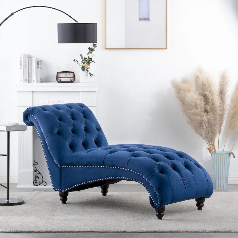 Chaise longue bleue de 27.17 avec capitonnage à boutons et clous décoratifs