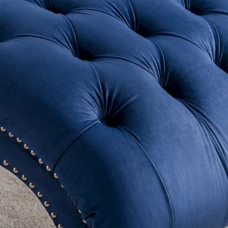 Chaise longue bleue de 27.17 avec capitonnage à boutons et clous décoratifs