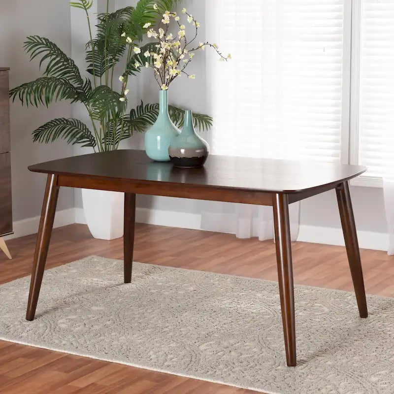 Mesa de comedor de madera con acabado moderno de mediados de siglo